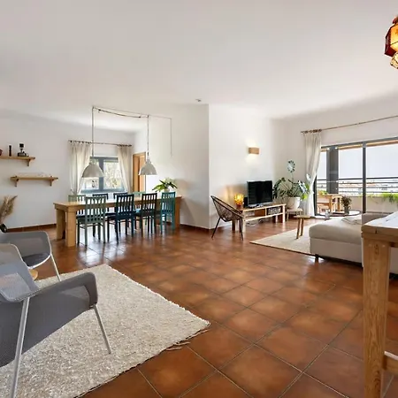 Spacious With Sea View Apartment *